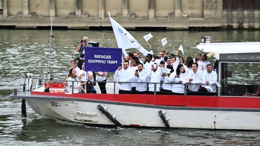 Festa sulla Senna per l'apertura di Giochi. L'Italia sfila sotto la pioggia