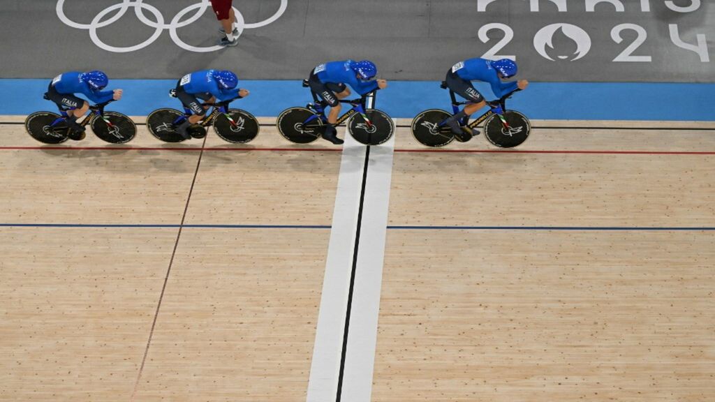 Da sinistra Simone Consonni,Francesco Lamon, Filippo Ganna e Jonathan Milan nella finale dell'inseguimento a squadre maschile di ciclismo su pista per il bronzo