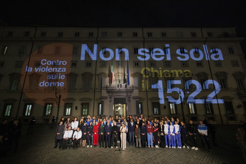 La facciata di Palazzo Cighi illuminata per la giornata mondiale contro la violenza sulle donne